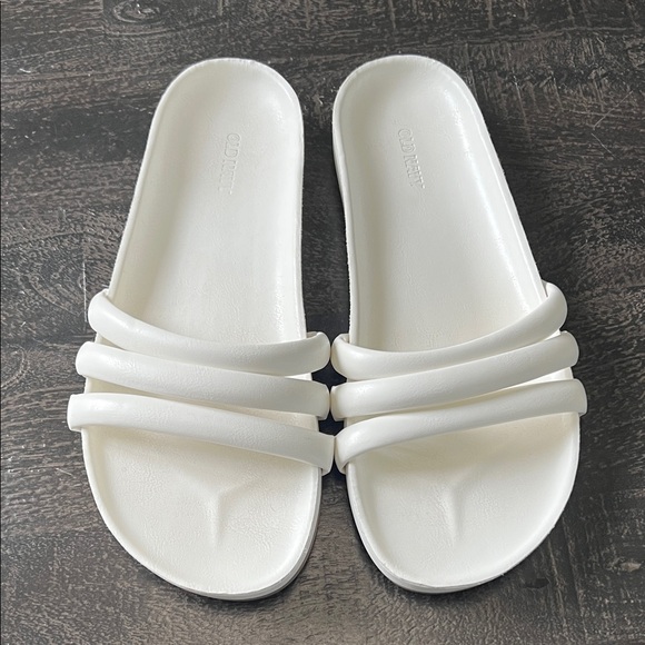 Old Navy White Sandals Minimalist Slip-On Design - Picture 2 of 5